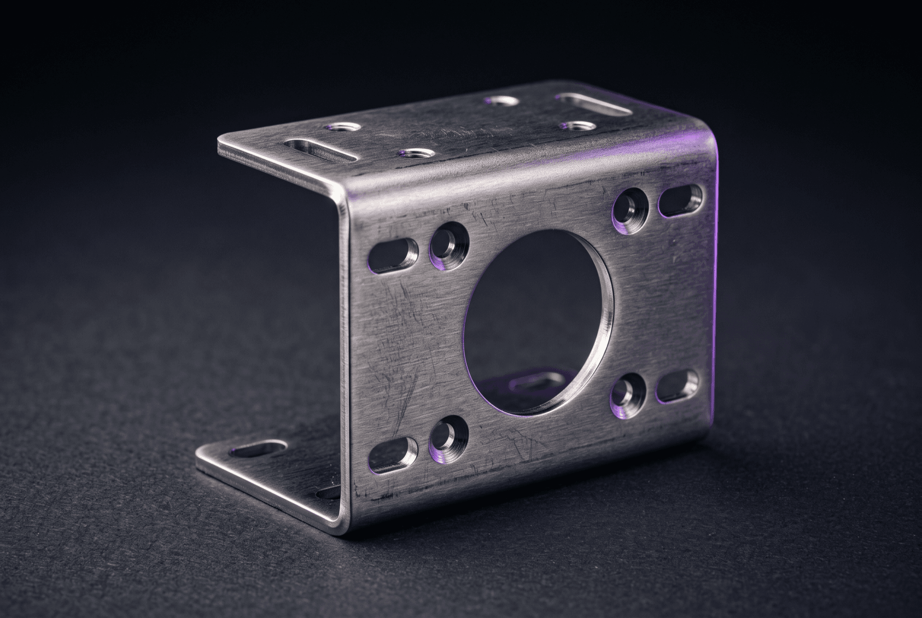 Pièce de tôle pliée avec plusieurs plis précis, issue de la production de pliage de Laserteile Online