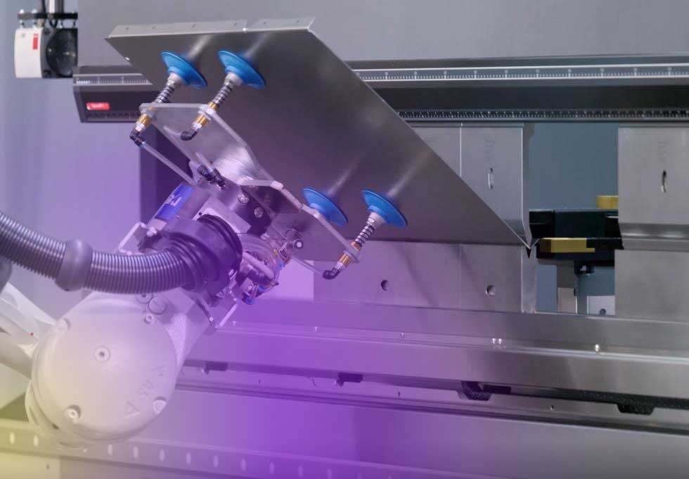 Abkanten eines lasergeschnittenen Blechs auf der Abkantpresse – Kantteil-Fertigung bei Laserteile Online