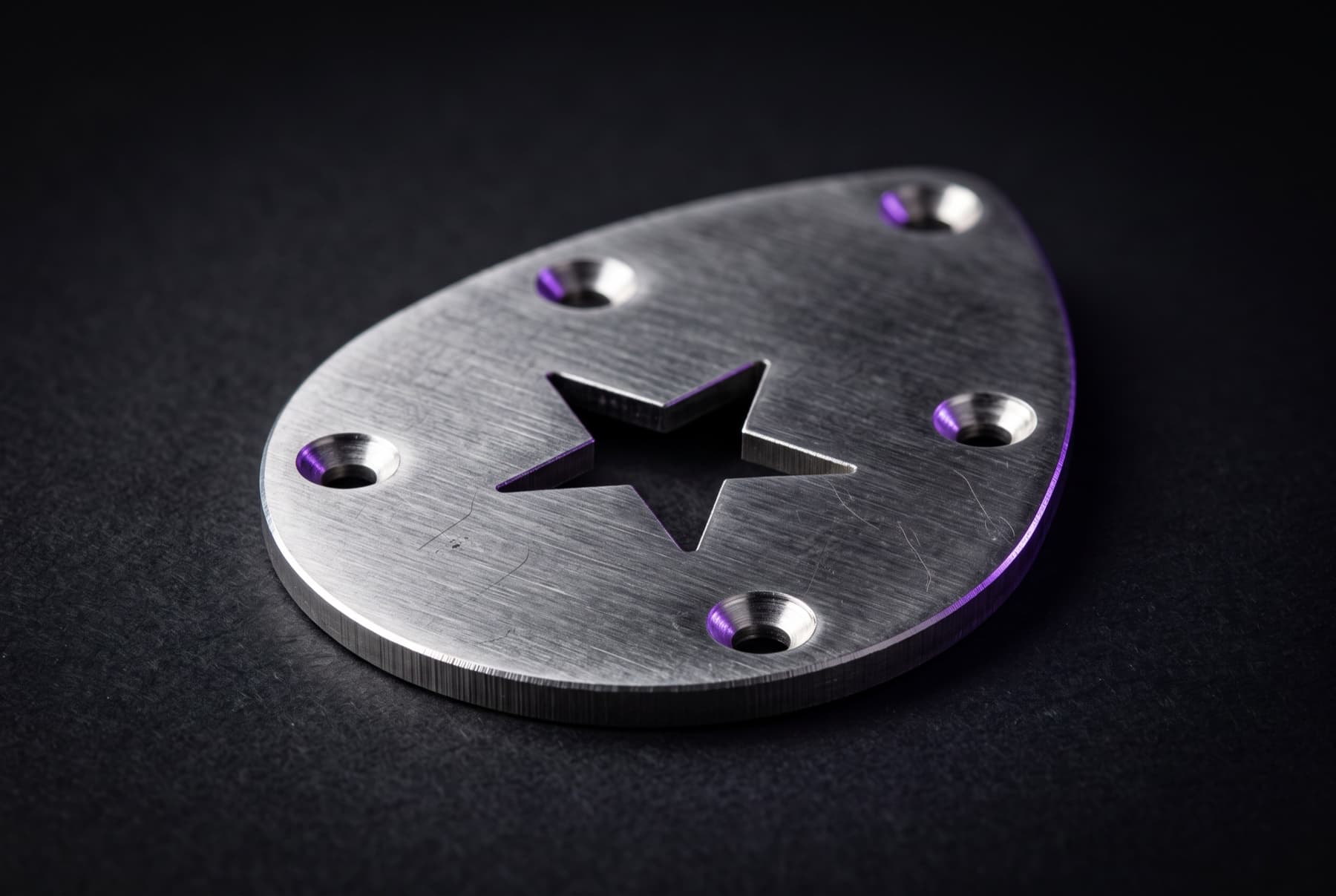 Pièce de tôle découpée au laser, aux contours précis et à l'arête de coupe nette et peu bavurée, issue de la production de Laserteile Online